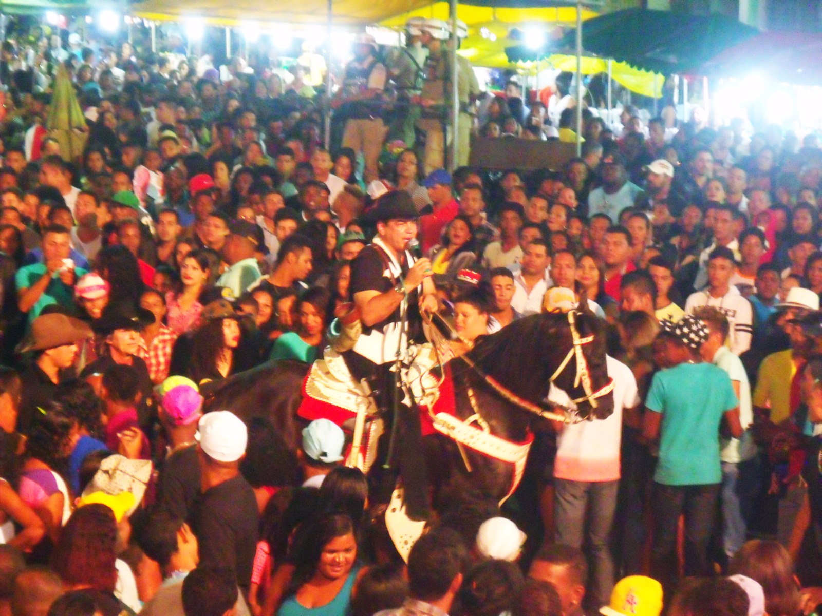 Guiga Reis agita encerramento do Mega Feirão de Caminhões em Porto Velho, Rondônia.