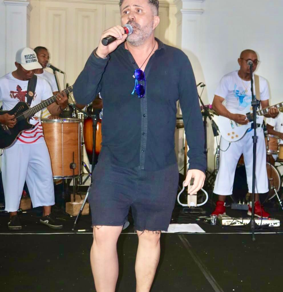 Cantor Marcos Neri agitou festa de aniversário da Movida Automóveis em Lauro de Freitas