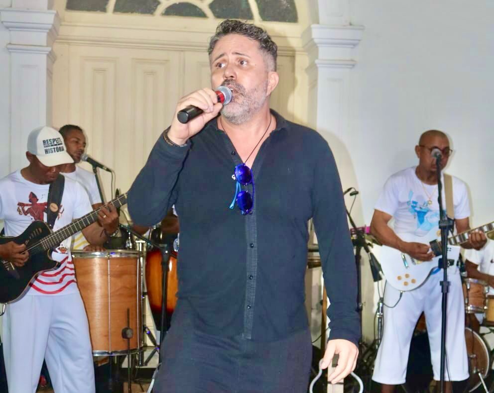 Cantor Marcos Neri agitou festa de aniversário da Movida Automóveis em Lauro de Freitas