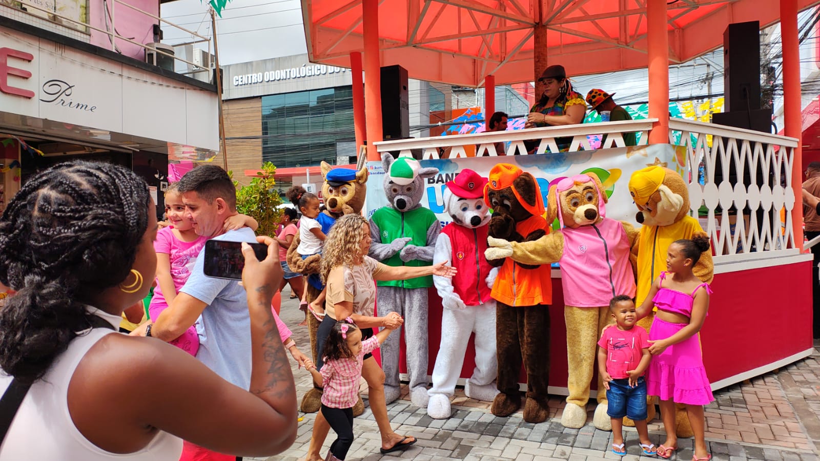 Banda Universo Kids foi atração infantil deste São João em Camaçari, muita diversão para a criançada