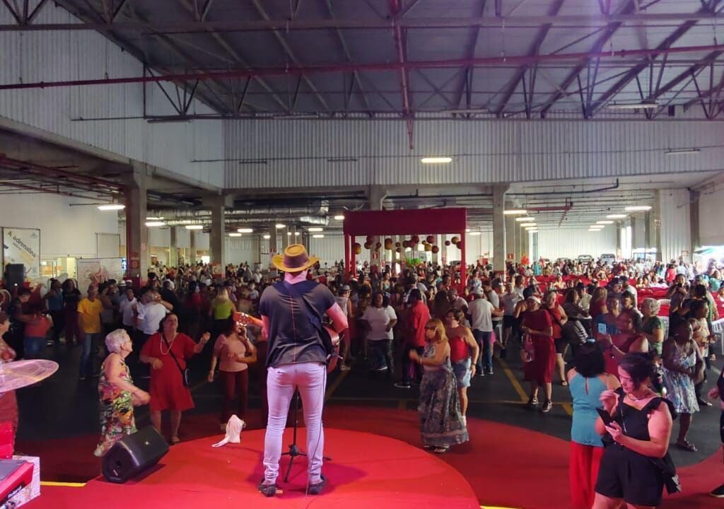 O cantor Thiago Lins agitou o publico no evento agro show em Fortaleza -CE.