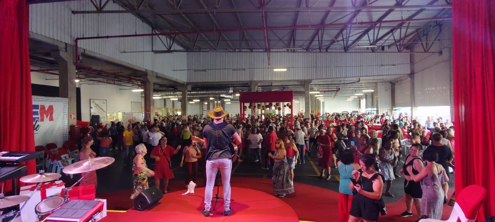 O cantor Thiago Lins agitou o publico no evento agro show em Fortaleza -CE.