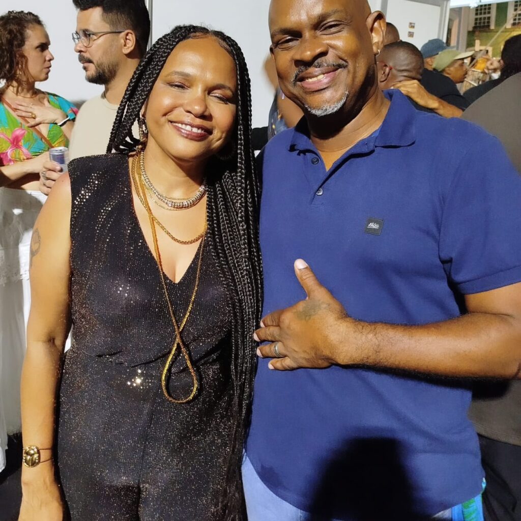 Largo Teresa Batista recebe o balanço de Lazinho do Banjo em noite de muito samba
