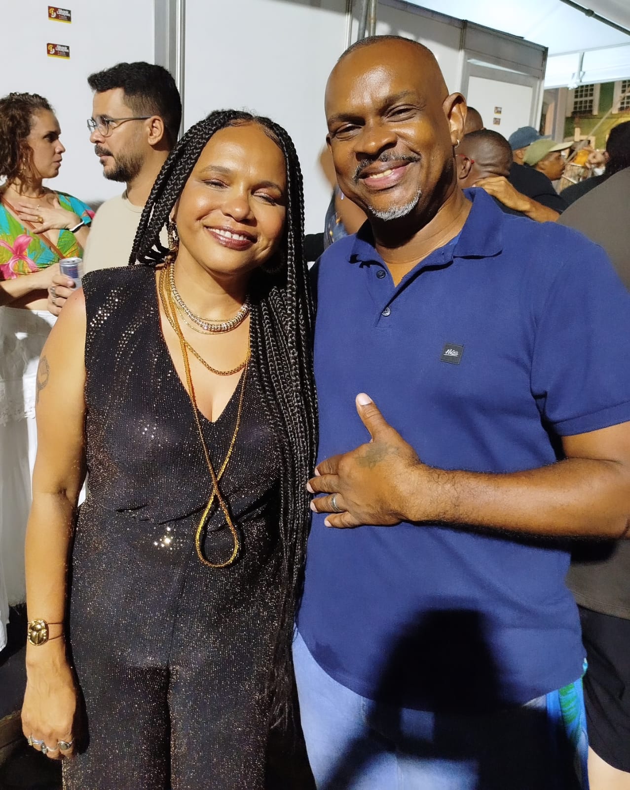 Largo Teresa Batista recebe o balanço de Lazinho do Banjo em noite de muito samba